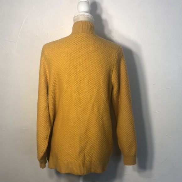 Abercrombie & Fitch Size Medium Mustard Yellow 2 pockets so soft - Picture 5 of 7